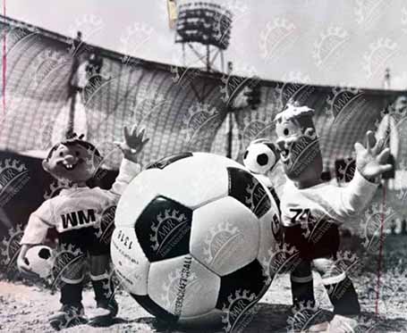 Alemania, 21 de julio de 1973 - Fotografía de las mascotas y el balón